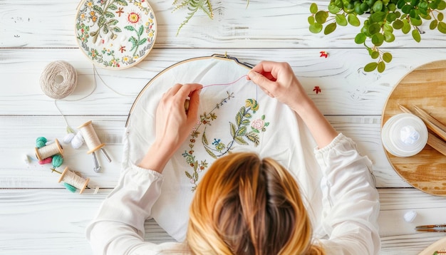 Kobieta wyszywająca kolorowy wzór